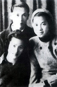 羅文坤（右）與蘇蔓（後）、張海萍合影
