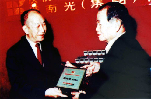 賈石（左）與南光公司柯正平（1985年）