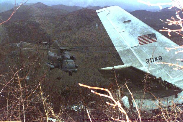 美軍直升機在事故飛機附近徘徊