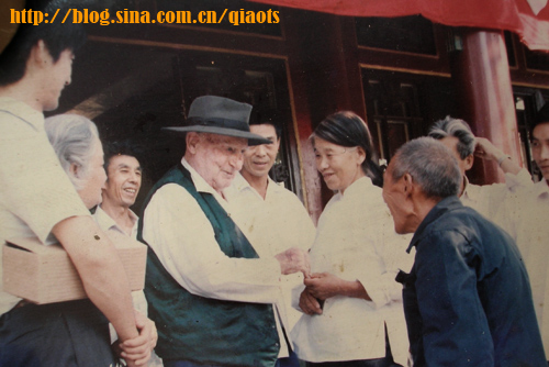 1986年路易·艾黎與王藍田親切握手