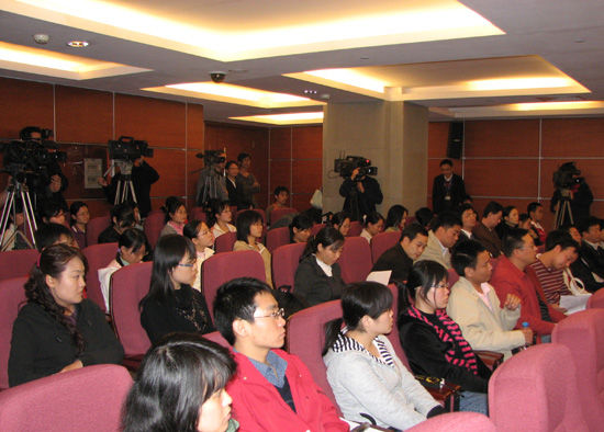 記者參加了新聞發布會