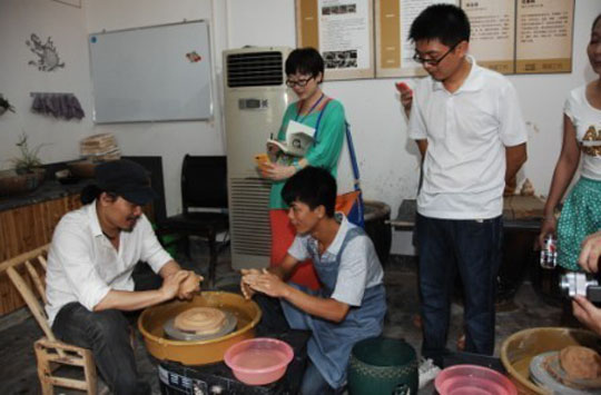 方文山在新長沙窯體驗館內做陶