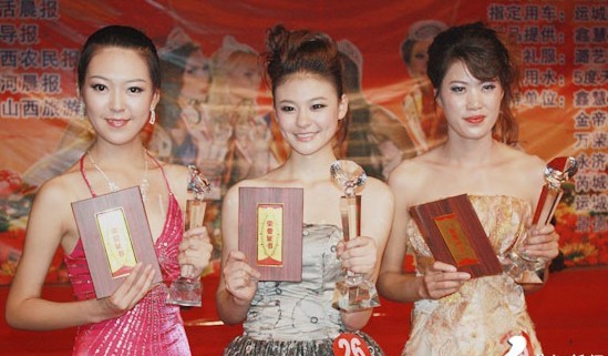 張渲婕(中)獲得2011世界旅遊小姐中國冠軍