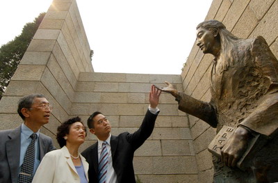 立於南京大屠殺遇難同胞紀念館的張純如塑像