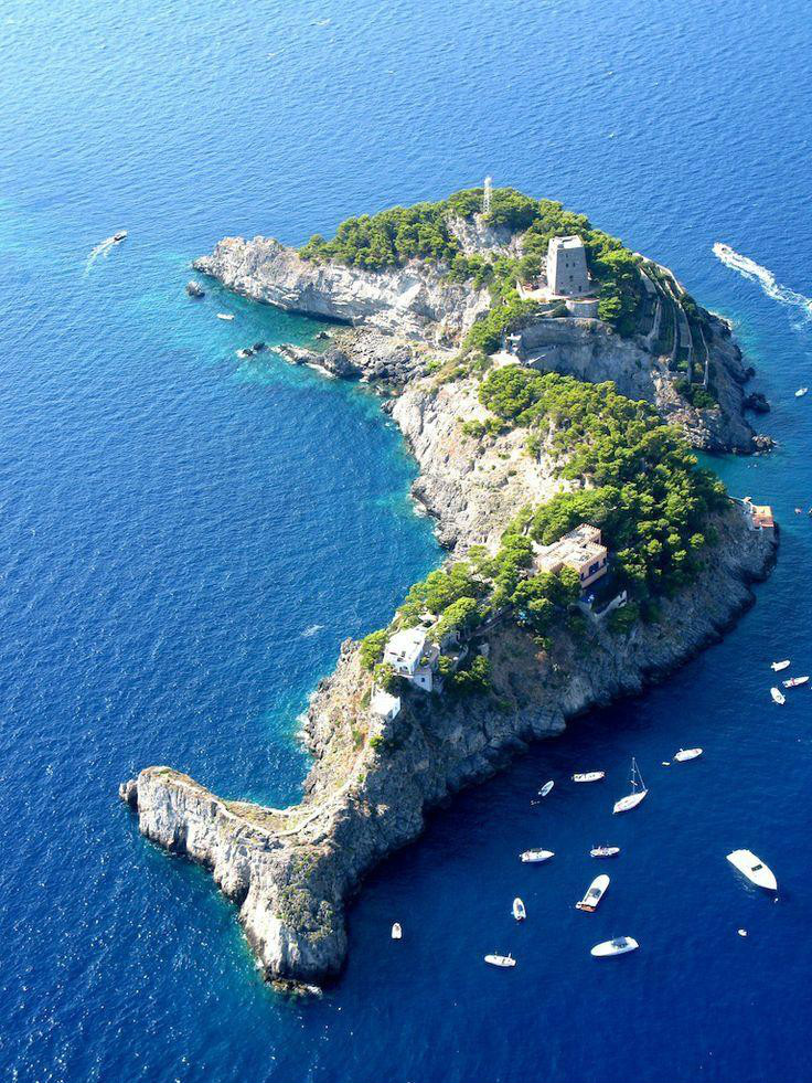 海豚島(義大利南部阿馬爾菲外海如海豚形狀的島嶼)
