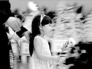 一名小女孩給韓國前總統金大中獻花