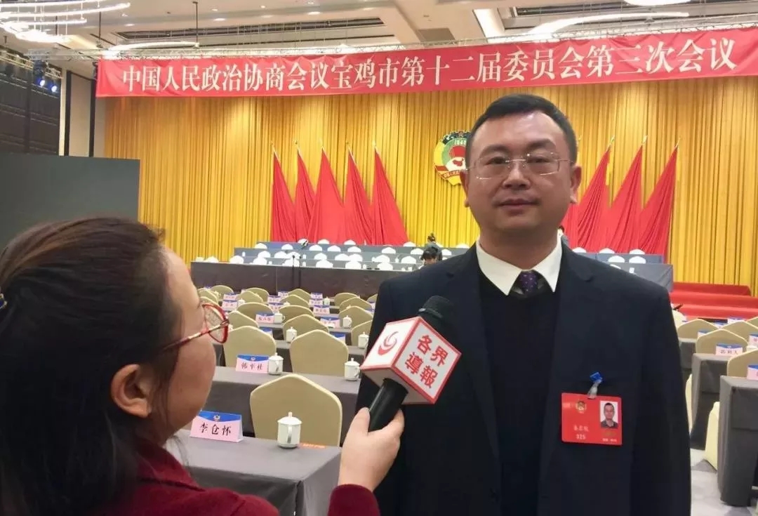 秦東魁老師在政協會議現場接受媒體採訪