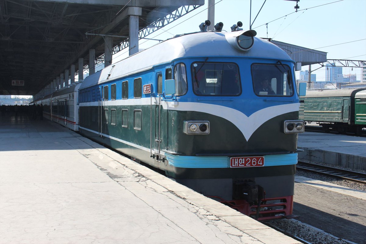 朝鮮鐵路的東風4B型內燃機車牽引51次列車在平壤站，編號내연264