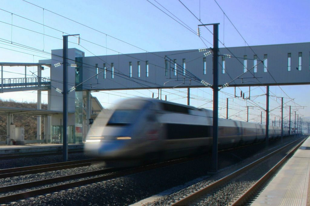一列高速列車正在快速駛過洛林TGV站
