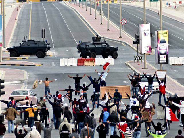 巴林王室軍隊鎮壓示威者