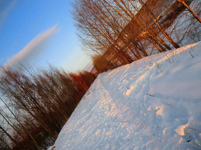 夕陽西下的冰雪小道