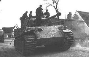1944年一輛“黑豹”式坦克行駛在法國