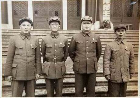 李章達（左二）