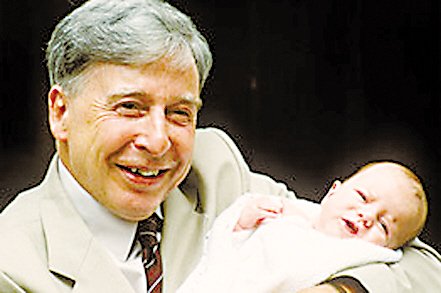 羅伯特·愛德華茲懷抱第一例試管嬰兒