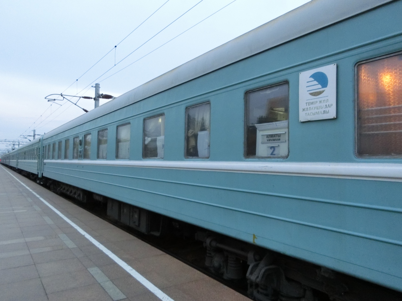 哈薩克斯坦鐵路擔當的K9795次加掛K9797次列車停靠在阿拉山口站