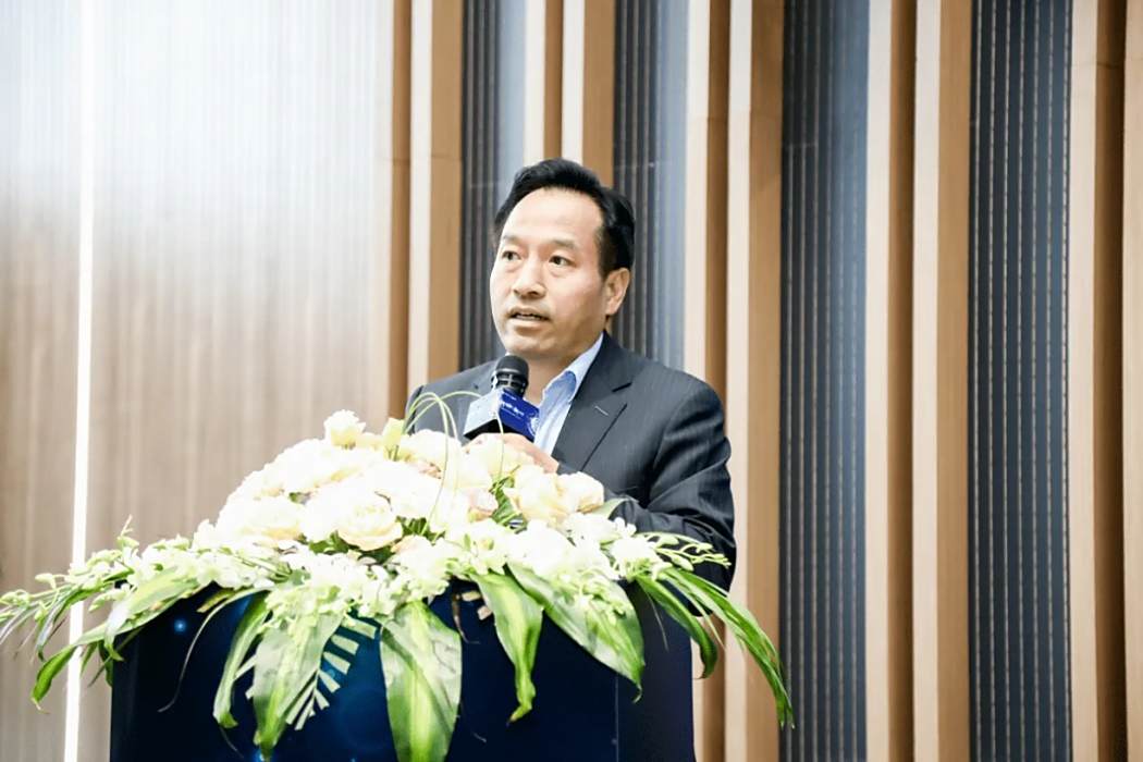 王立新(中州證券非執行董事,發展戰略委員會委員) 王立新(中州證券非執行董事,發展戰略委員會委員)