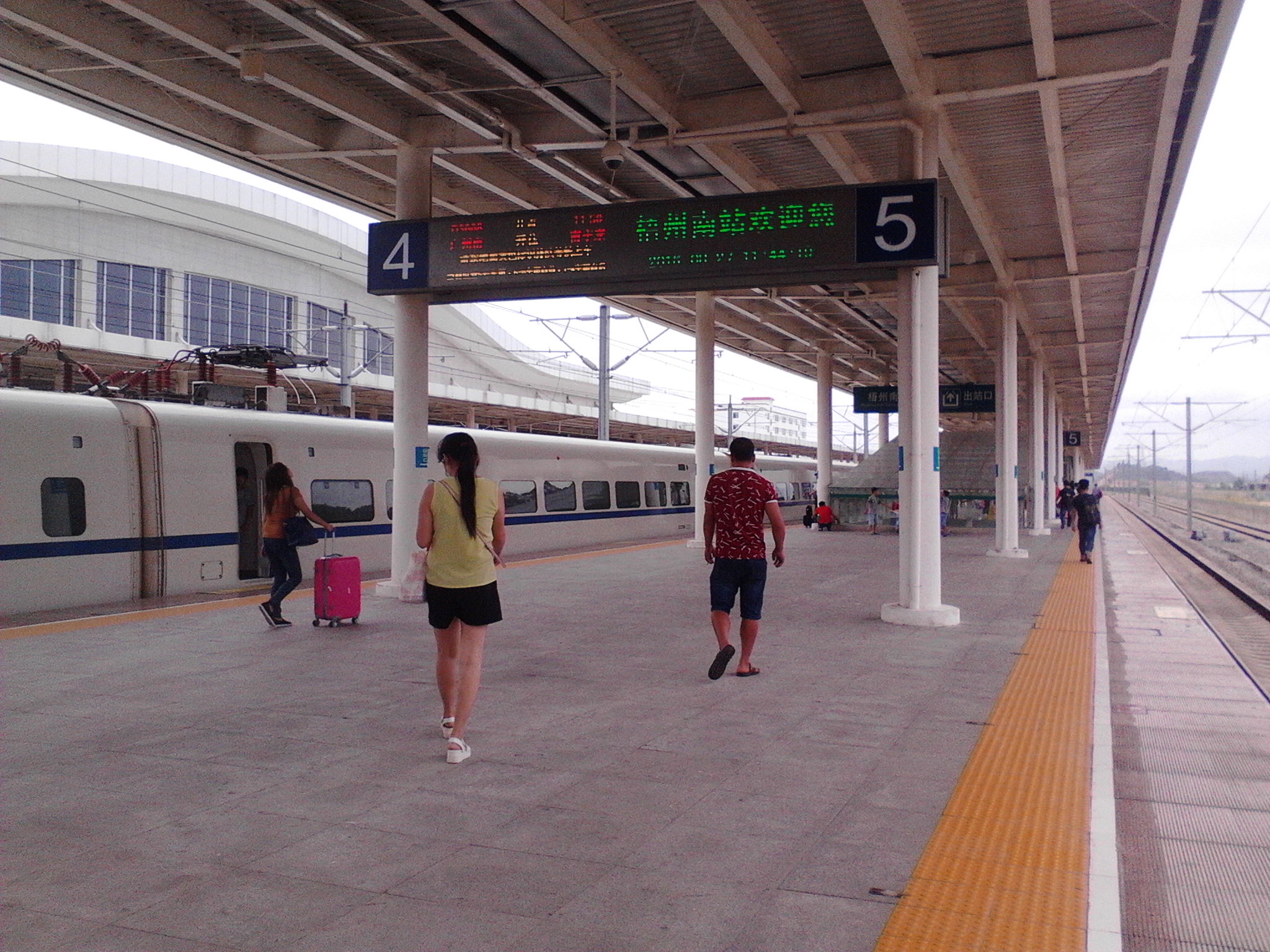 旅客達到梧州南站