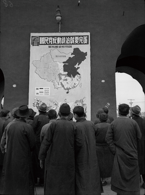 北平市民在東長安街三座門看解放戰爭形勢圖