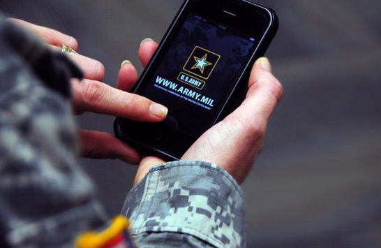 美國陸軍士兵正在使用配發的iPhone智慧型手機