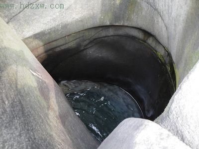 最大的怪洞 水面離洞口七八米高