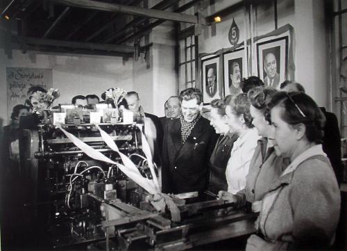 1950年，馬羅山·捷爾吉視察捲菸廠