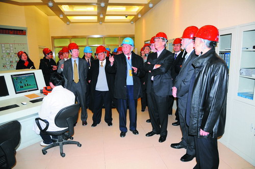 2009年徐銤帶領比爾·蓋茨參觀中國實驗快堆