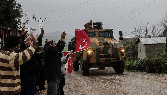 土耳其哈塔伊省，人們目送土耳其部隊前往敘利亞阿夫林