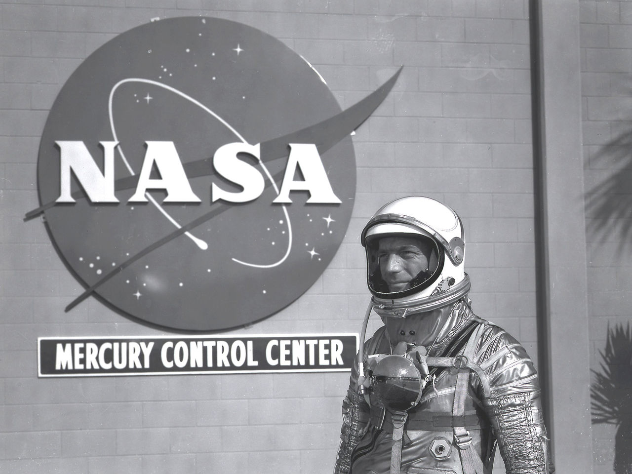 艾倫·謝潑德站在水星控制中心標誌前