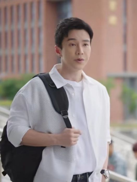 何逸飛(都市情感劇《閃耀的她》中的男配角) 何逸飛(都市情感劇《閃耀的她》中的男配角)