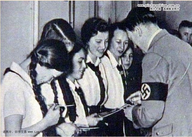 希特勒接見德國少女聯盟的成員