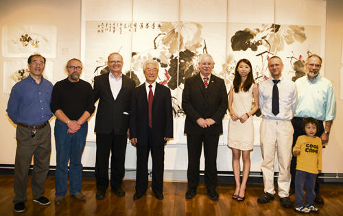 楊吉魁（左4）在2013年美國畫展上