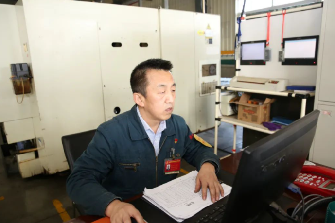 徐玉成(中國重汽集團大同齒輪有限公司班組長) 徐玉成(中國重汽集團大同齒輪有限公司班組長)