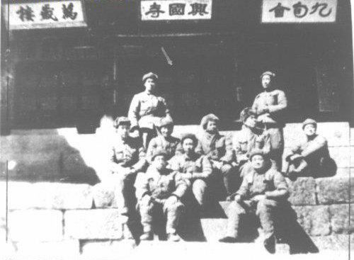 第50軍部分軍師領導在漢城興國寺