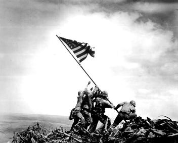 第5海軍陸戰師28團2營哈羅得·希勒中尉的士兵升起美國國旗