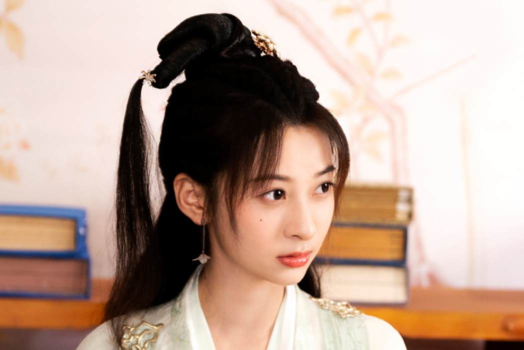 黃梓軒(古裝甜寵劇《兄長大人，解約吧！》中的女主角)