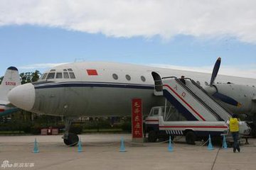 伊爾-18短程客機(伊爾-18)
