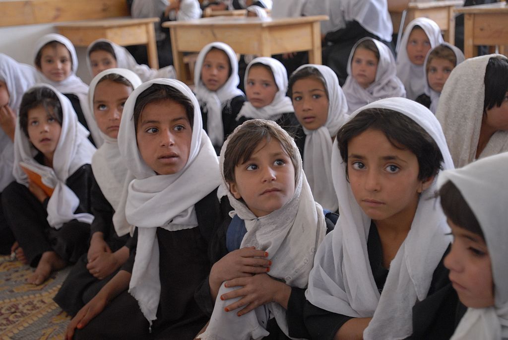阿富汗孩子的一生：從挨餓開始