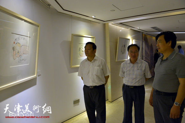 （左起）崔志勇、龐黎明、李耀進觀看展覽