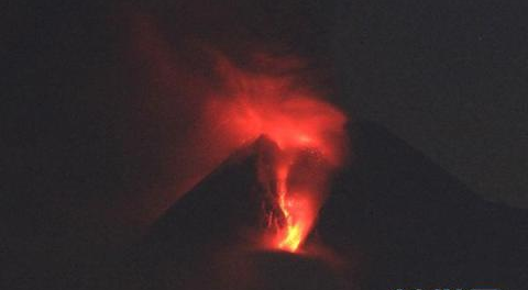 印尼默拉皮火山流下滾滾岩漿