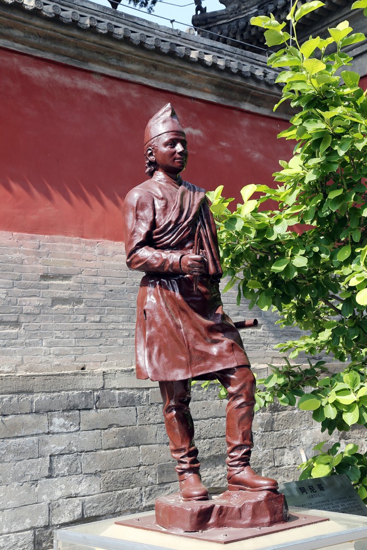 北京白塔寺內的阿尼哥塑像