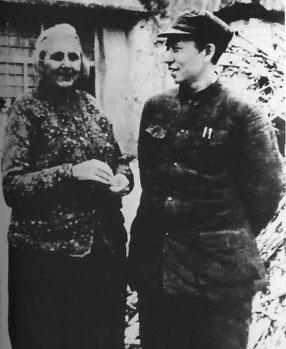 安娜·路易斯·斯特朗(左)