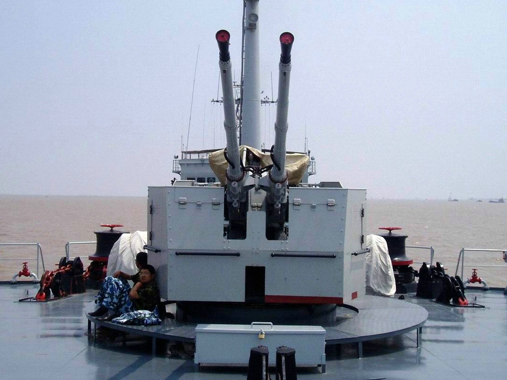 072型登入艦裝備的雙管57毫米艦炮