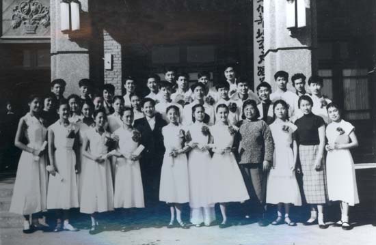 1959年首屆芭科畢業班與學校領導合影
