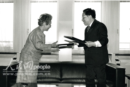 1995年與聯合國高級專員緒方貞子交換協定