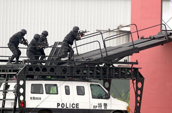 利用攀登突擊車突入建築的上海特警