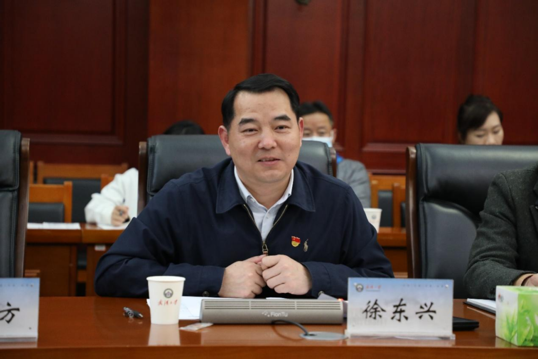 徐東興(武漢大學校長助理、黨政辦公室主任) 徐東興(武漢大學校長助理、黨政辦公室主任)