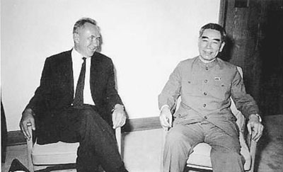 1969年柯西金與周恩來總理在北京機場交談
