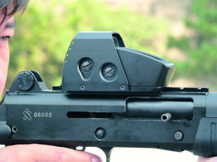 09霰彈槍機匣頂部加裝有全息瞄準鏡