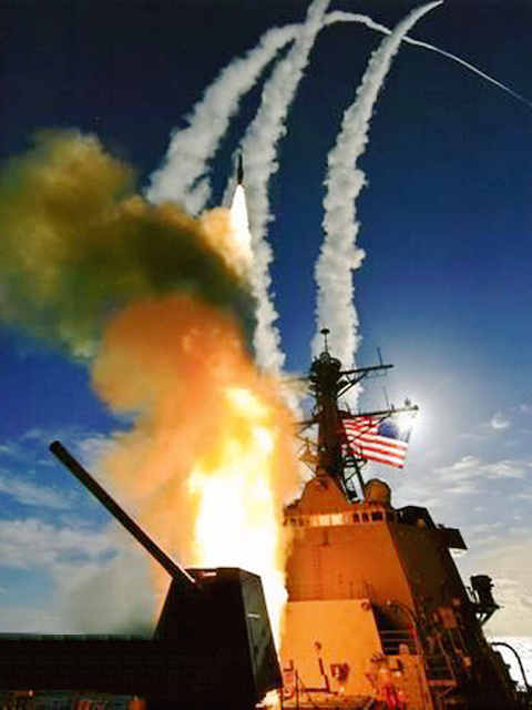 裝備“宙斯盾”作戰系統的美國阿利·伯克驅逐艦發射飛彈