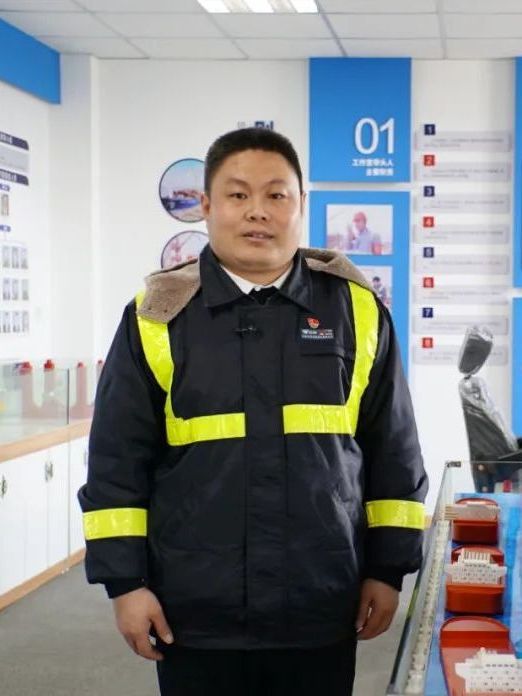 褚鋒(第十四屆全國人大代表,江蘇省某國際碼頭有限公司門機班副大班長) 褚鋒(第十四屆全國人大代表,江蘇省某國際碼頭有限公司門機班副大班長)